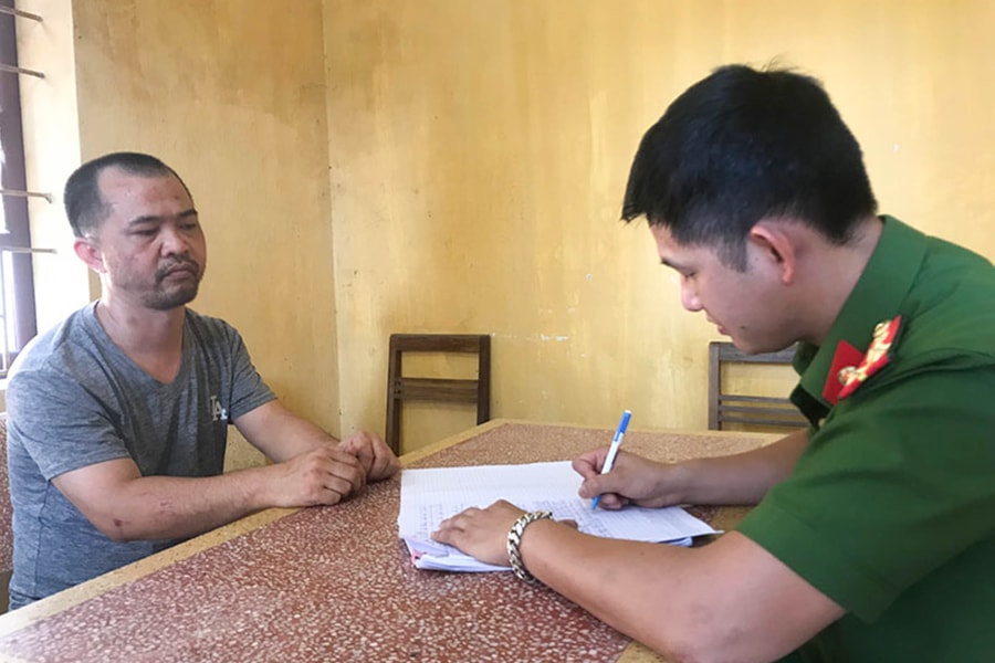 Say rượu, bị yêu cầu kiểm tra, tài xế cầm gậy lao vào tấn công CSGT