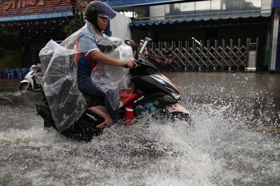 Người dân hì hục vớt rác dưới cống vì đường ngập sâu ở TP Thủ Đức