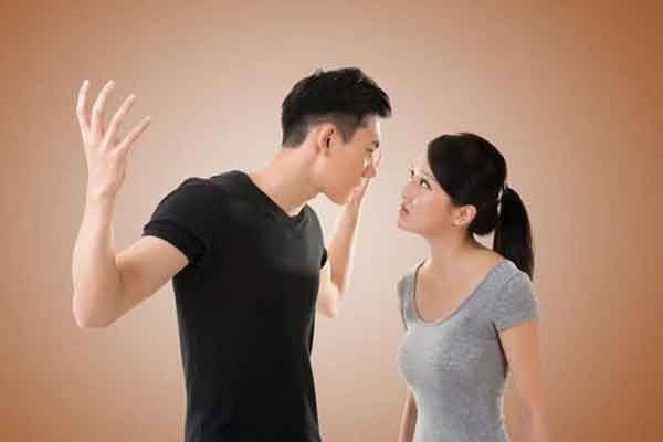 Chị gái bị gãy chân, tôi gửi biếu 9 triệu nhưng chồng bắt ép đòi lại