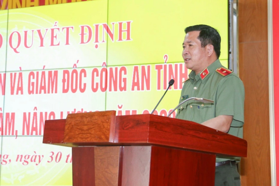Thiếu tướng Đinh Văn Nơi trao quyết định thăng cấp bậc hàm cho cán bộ