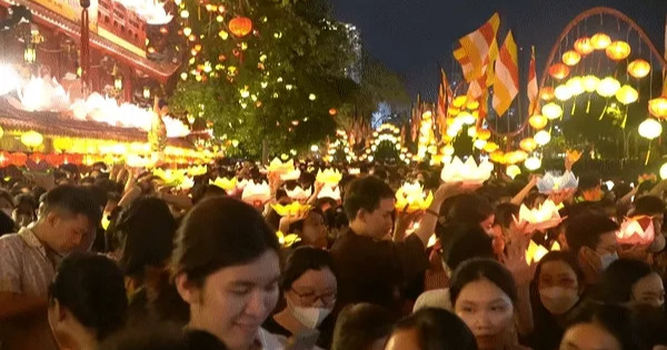 Hàng nghìn người dân chen chân thả đèn hoa đăng mừng lễ Phật đản tại TPHCM
