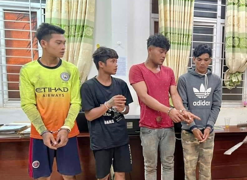 Bắt nhóm thanh niên cầm hung khí, chặn đường đập phá xe khách ở Đắk Lắk