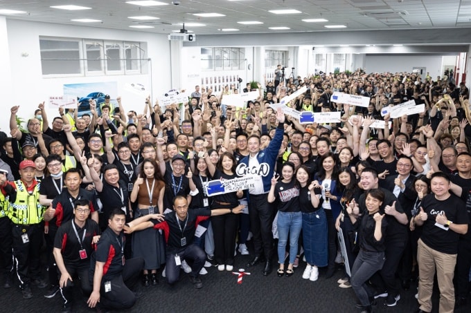 Tỷ phú Elon Musk đãi nhân viên ở Trung Quốc ăn uống đến khuya