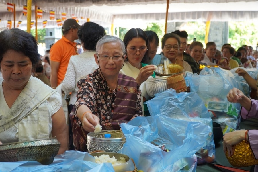 Giữ gìn văn hóa truyền thống Việt qua Đại lễ Phật Đản tại Lào