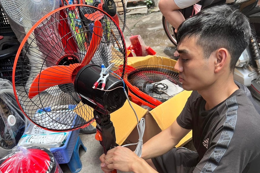 Mất điện khắp nơi: Dân lùng mua, 'cháy hàng' quạt sạc