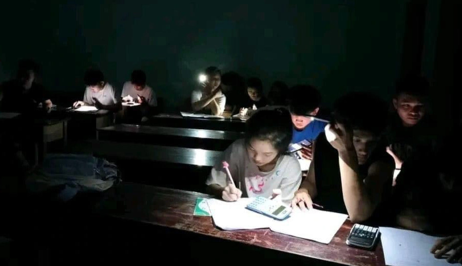 Học sinh miền núi soi đèn pin, điện thoại để ôn thi mùa cúp điện