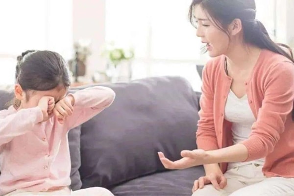 Đằng sau một đứa trẻ không vâng lời, thường có một bậc cha mẹ làm điều này