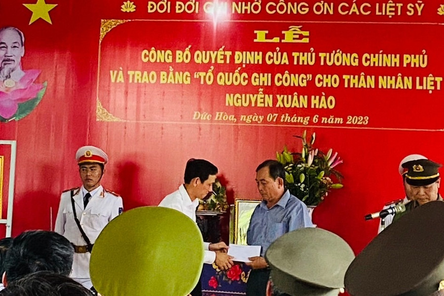 Trao bằng Tổ quốc ghi công cho liệt sĩ, Trung tá CSGT Nguyễn Xuân Hào