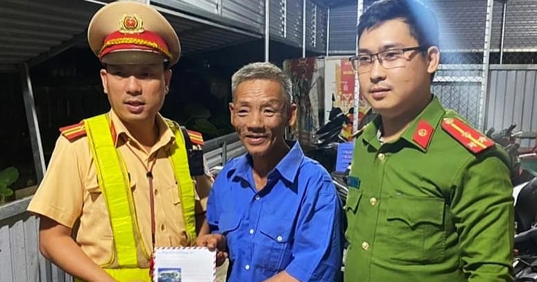 Cảnh sát giúp người đàn ông bị xe khách bỏ rơi giữa đường