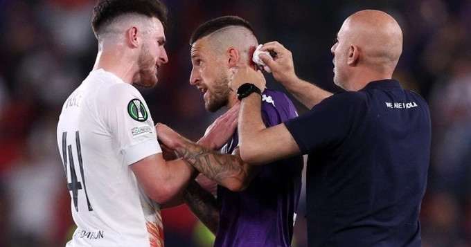 Đội trưởng Fiorentina bị CĐV ném chảy máu đầu ở chung kết Conference League