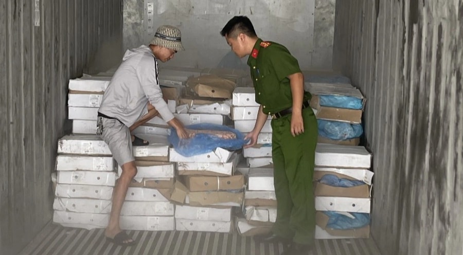 Gần 3,3 tấn chân gà hôi thối tập kết trên vỉa hè