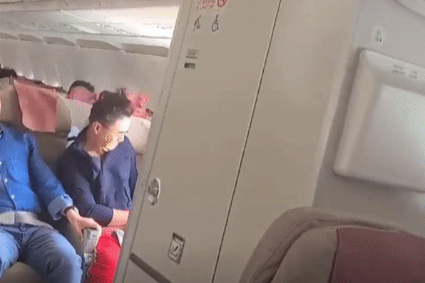Ác mộng của người ngồi cạnh hành khách tự mở cửa máy bay ở Hàn Quốc