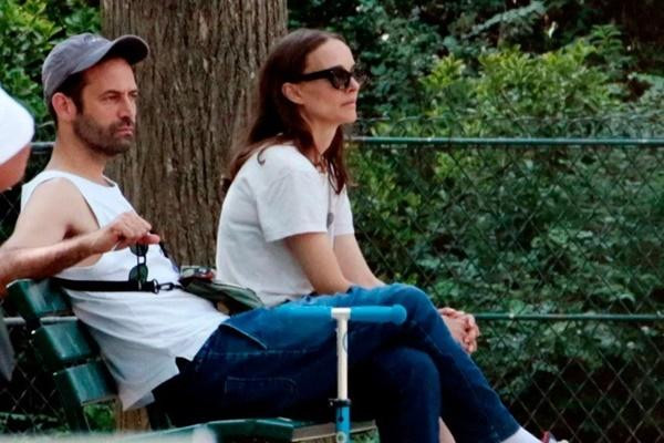 Natalie Portman gặp chồng trong công viên sau tin bị 'cắm sừng'