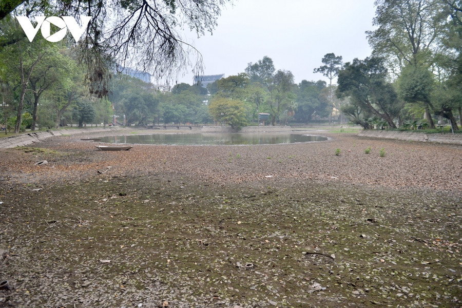 Cận cảnh sông, hồ ở Hà Nội cạn nước trơ đất cát, sỏi đá...