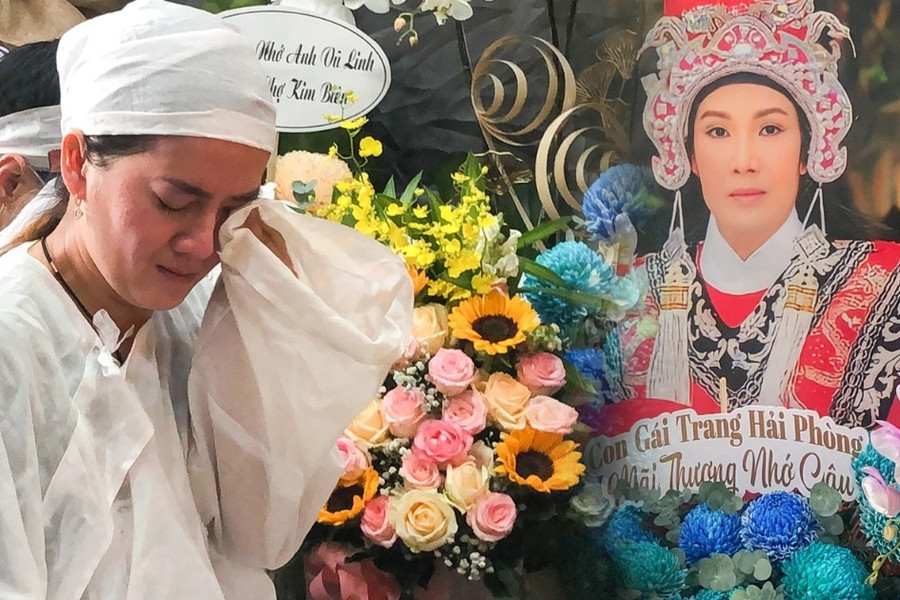 Lễ cúng 100 ngày Vũ Linh: Con gái Hồng Loan khóc nghẹn trước bàn thờ cha