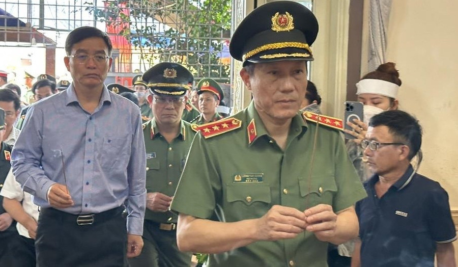 Thứ trưởng Bộ Công an viếng nạn nhân vụ tấn công trụ sở xã ở Đắk Lắk