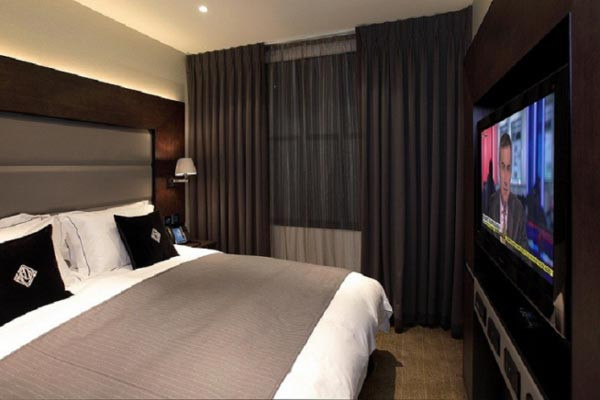 Tại sao cần rút phích cắm ti vi ngay khi nhận phòng khách sạn?