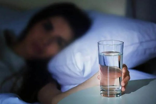 Có nên uống nước đun sôi để nguội qua đêm?