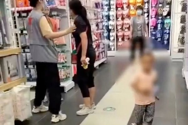 Bà mẹ mắng nhiếc nhân viên vì ngăn con mình phá hàng trong siêu thị