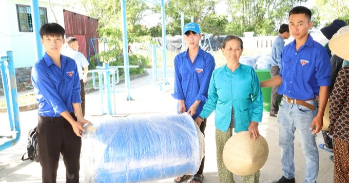 Cấp 40 thùng phuy chống nước cho người dân vùng ngập lụt