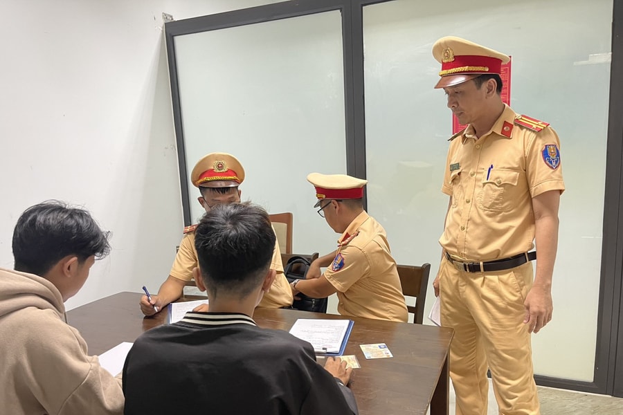 Xử phạt 2 thanh niên phóng xe vào làn ô tô, vượt đèn đỏ dẫn đường xe cứu thương