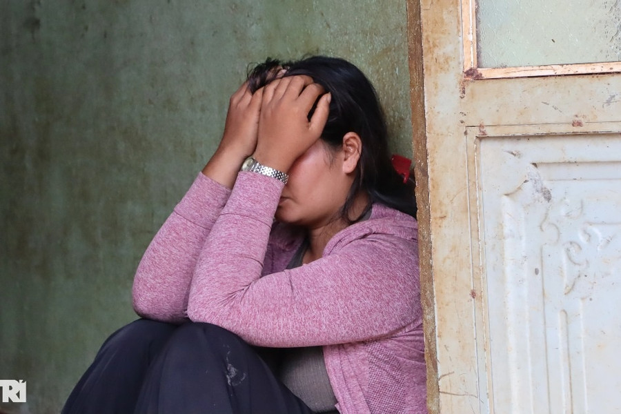 Vụ tấn công trụ sở xã ở Đắk Lắk: Vợ ôm mặt khóc, đưa chồng đi đầu thú