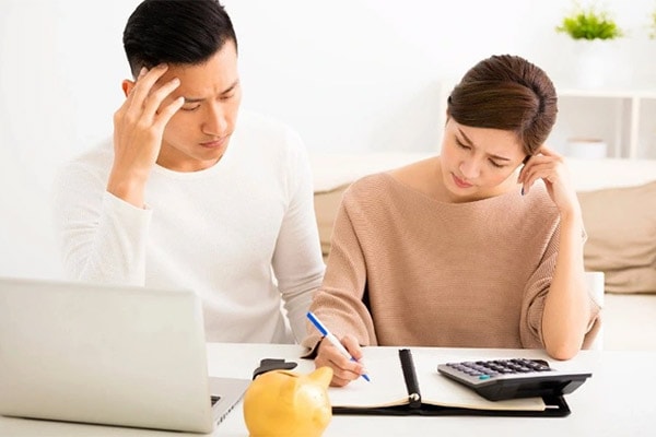 Sau 1 lần đi chợ, chồng quyết định đưa thẻ lương cho tôi giữ