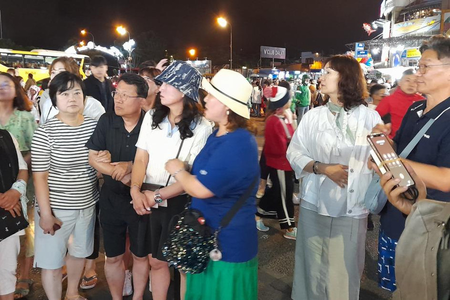 Du khách đổ về chợ âm phủ Đà Lạt thưởng thức 'đặc sản'