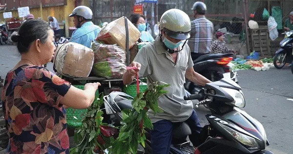 Người dân chen chân mua lá xông, bánh ú cúng Tết Đoan Ngọ ở TPHCM