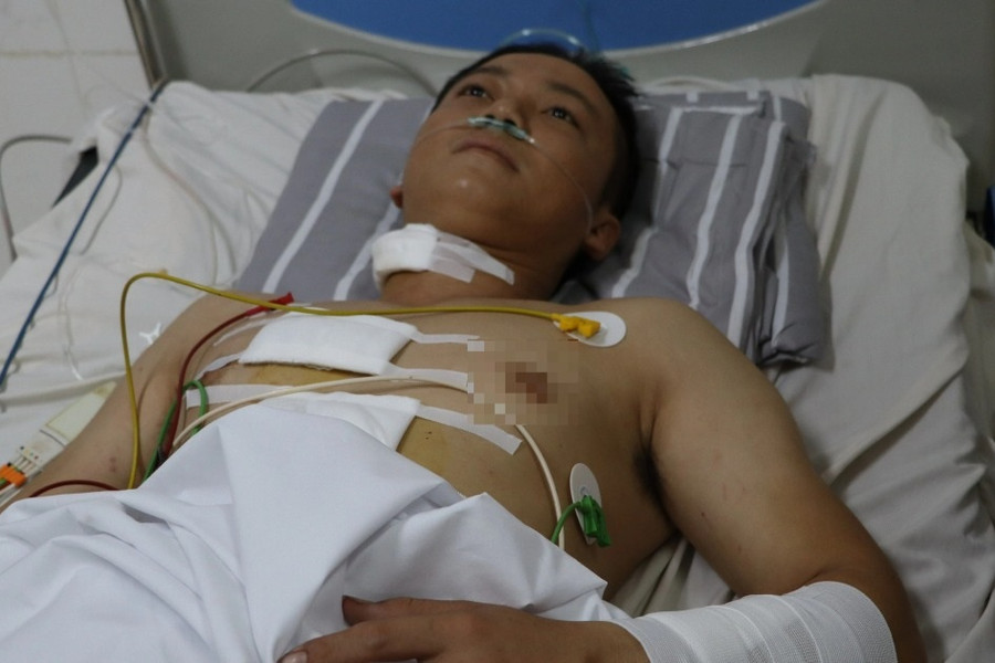 Vụ tấn công ở Đắk Lắk: Công an xã bị thương được chuyến đến TPHCM điều trị