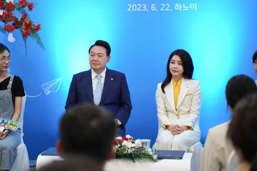 Tổng thống Hàn Quốc và Phu nhân trò chuyện cùng sinh viên Đại học QG Hà Nội