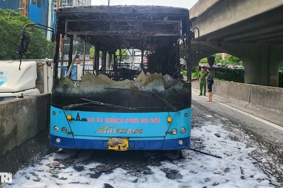 Xe buýt bốc cháy dữ dội tại lối lên đường Vành đai 3 trên cao