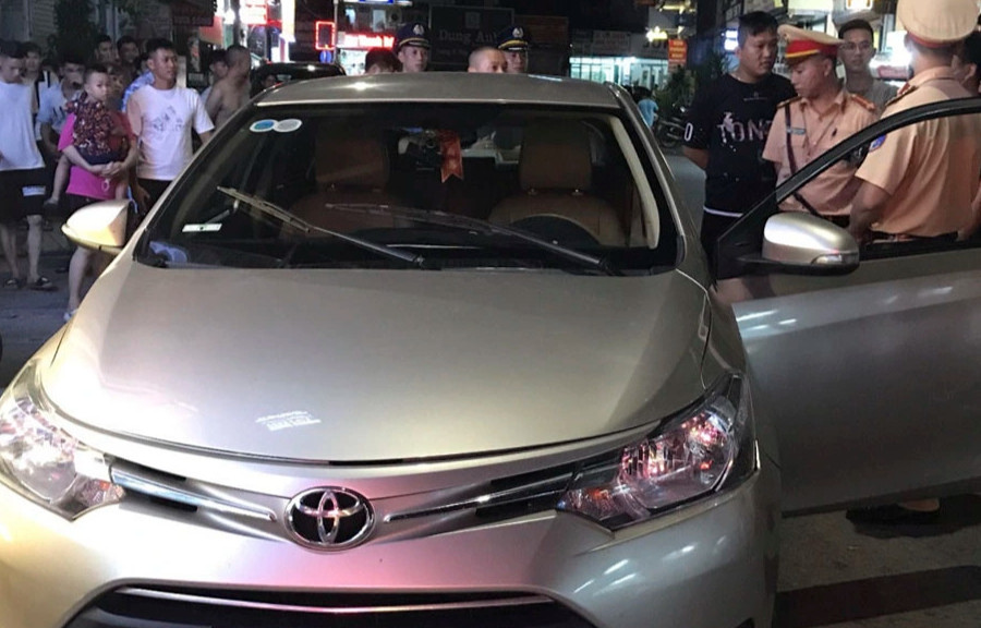 Quảng Ninh: Tài xế 'taxi dù' nằm giữa đường khi bị cảnh sát kiểm tra
