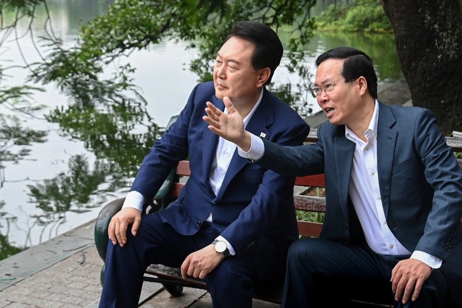 Chủ tịch nước Võ Văn Thưởng cùng Tổng thống Hàn Quốc ngắm cảnh hồ Gươm