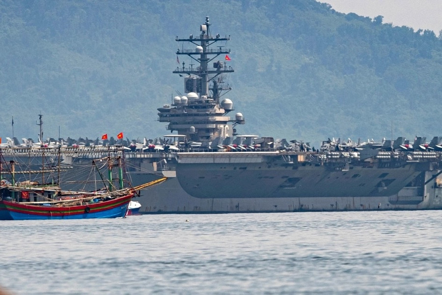Cận cảnh tàu sân bay Mỹ USS Ronald Regan vào vịnh Đà Nẵng