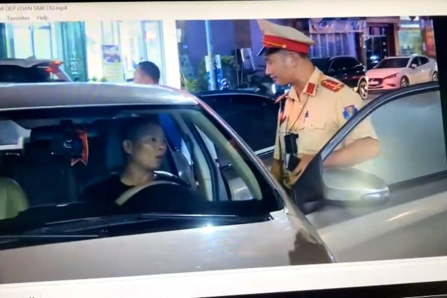 Khởi tố tài xế taxi 'dù' chống người thi hành công vụ