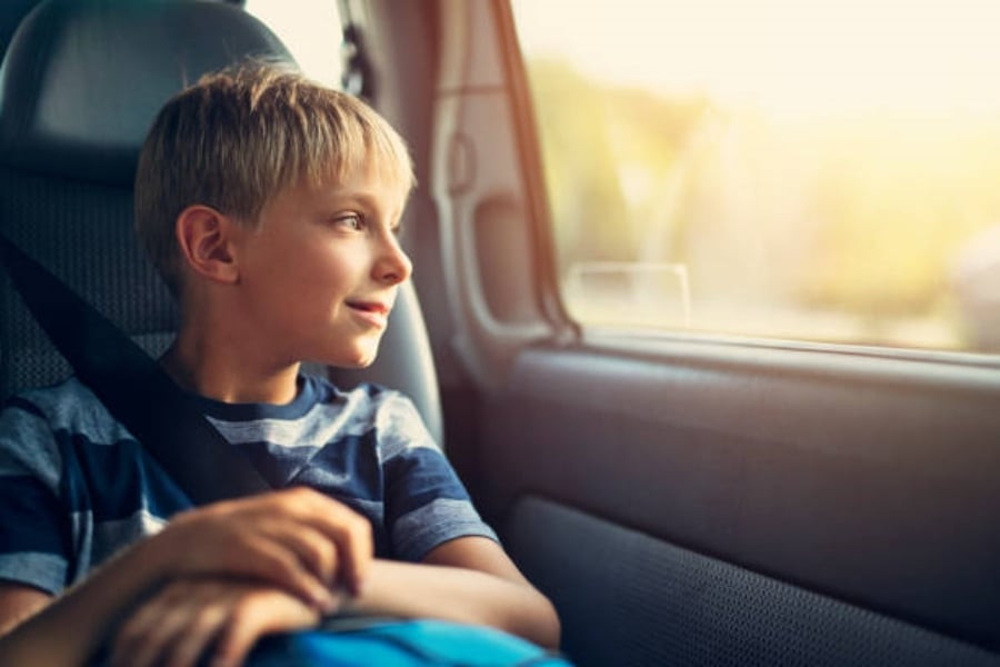 Những lưu ý quan trọng khi cho trẻ em đi xe ô tô