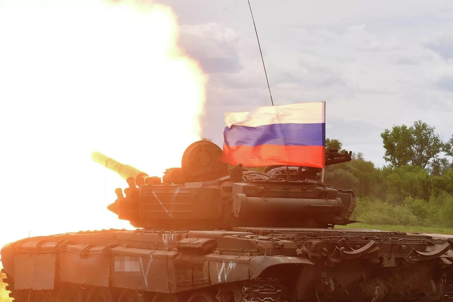 Xe tăng T-80BVM Nga cùng lúc hạ 2 xe bọc thép của Ukraine