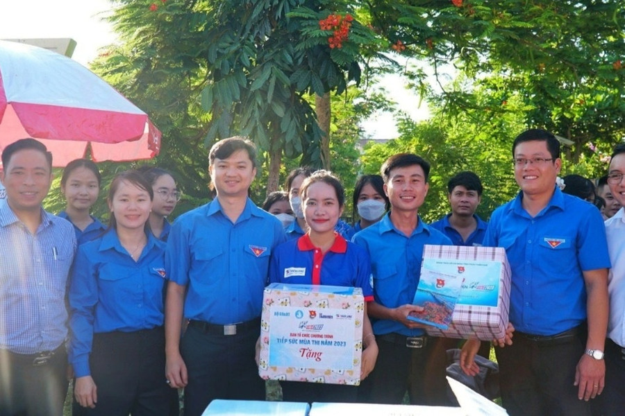 Tiếp sức sinh viên tình nguyện tại Thừa Thiên Huế và TPHCM