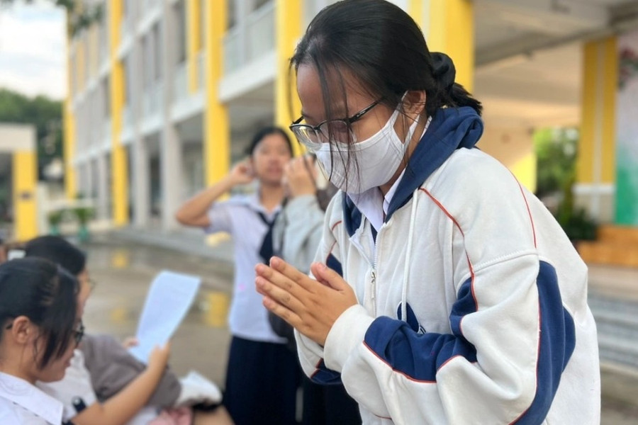 Học trò chắp tay cầu nguyện mong đề ra 'Người lái đò sông Đà'
