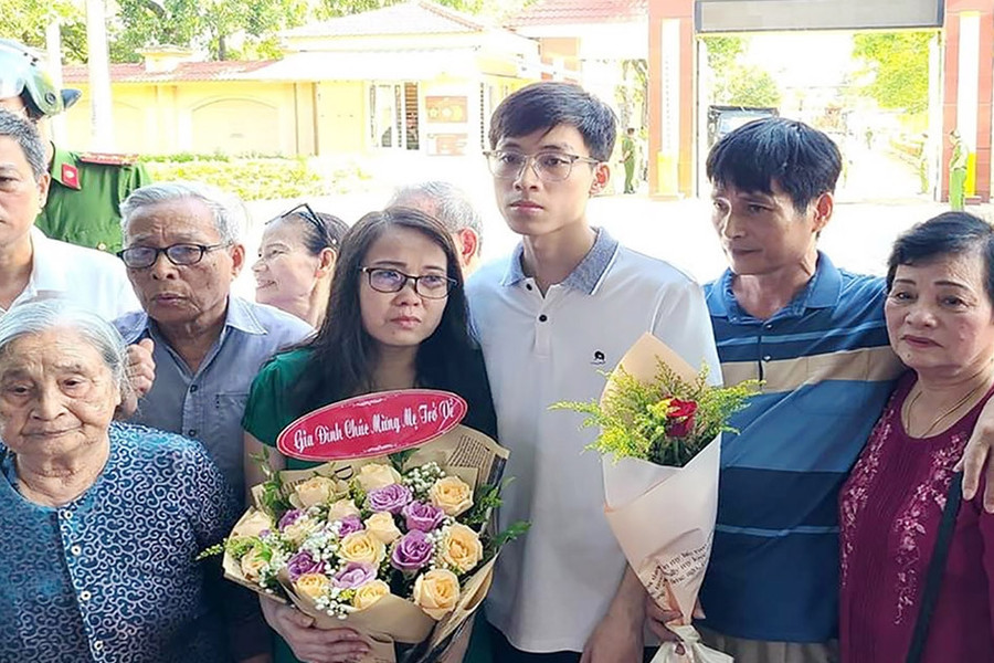 Cô giáo Lê Thị Dung mãn hạn tù, nghẹn ngào khi về với gia đình