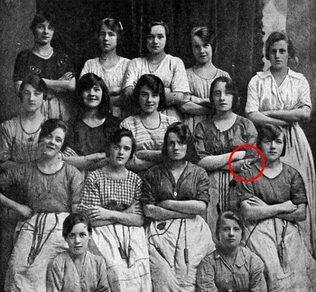 'Bàn tay ma' xuất hiện trong bức ảnh 100 năm tuổi
