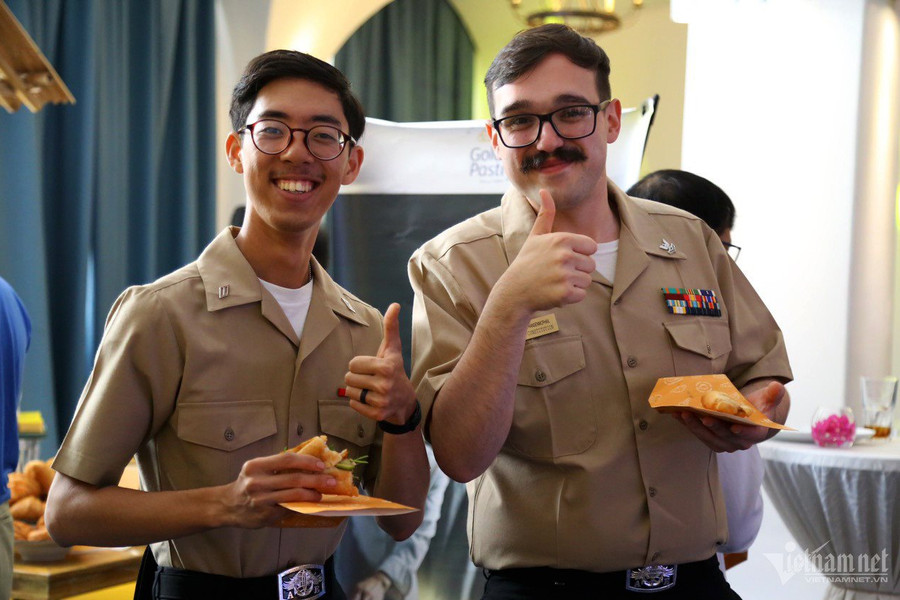 Thủy thủ tàu sân bay USS Ronald Reagan của Mỹ học nấu mì Quảng, thưởng thức bánh mì Việt