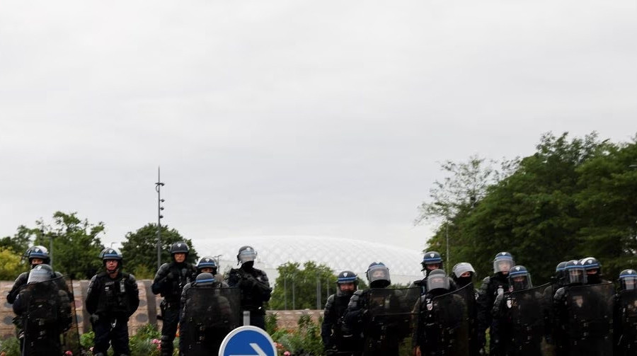Biểu tình bạo loạn lan rộng, Pháp điều 45.000 cảnh sát vãn hồi trật tự