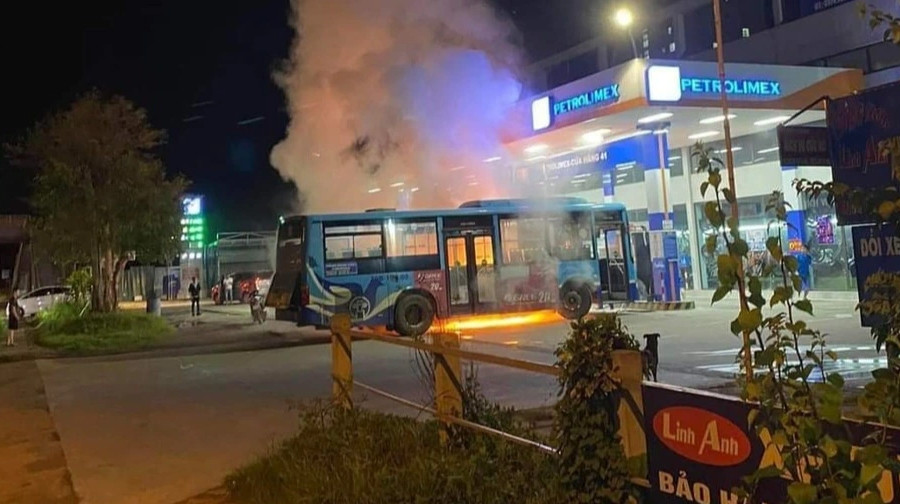 Xe buýt bốc cháy ngùn ngụt bên trong cây xăng ở Hà Nội