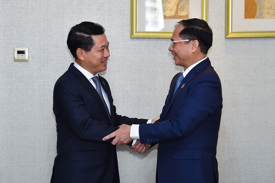 AMM-56: Bộ trưởng Ngoại giao Bùi Thanh Sơn gặp riêng Phó Thủ tướng, Bộ trưởng Ngoại giao Lào Saleumxay Kommasith