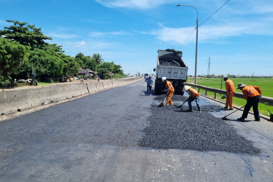 'Sẽ hoàn thành việc sửa chữa đường quốc lộ 1 qua tỉnh Phú Yên trước mùa mưa năm nay'