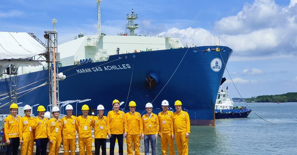 Cận cảnh tàu chở gần 70.000 tấn LNG nhập khẩu lần đầu tiên tại Việt Nam
