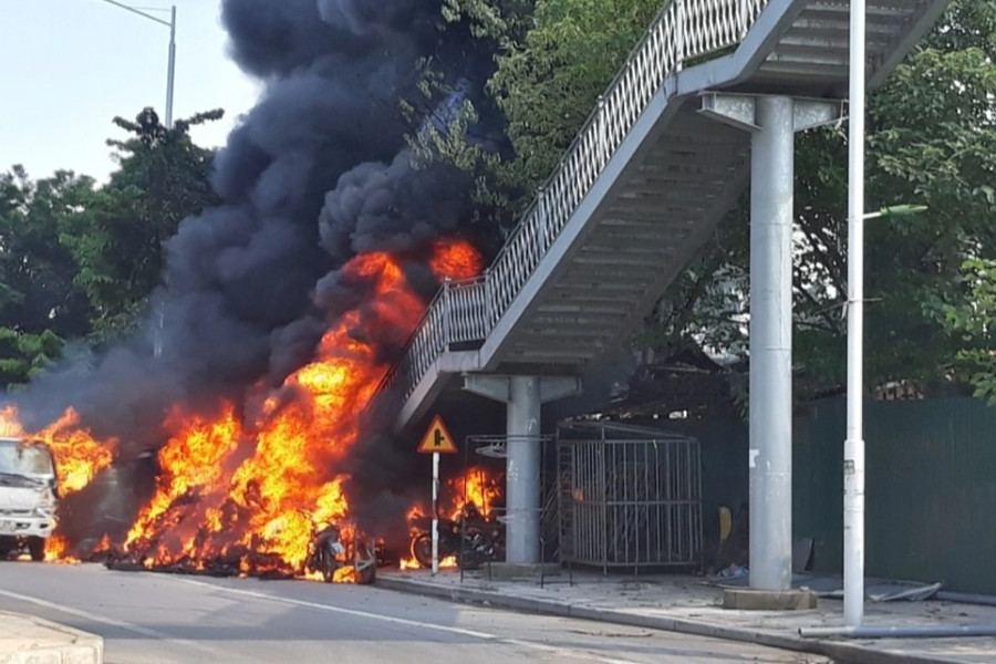Hà Nội: Cháy dưới gầm cầu vượt Trịnh Văn Bô, 2 ô tô và 3 xe máy bị hư hại
