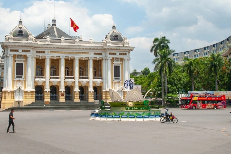 Hà Nội nắng nóng đỉnh điểm, đường phố vắng bóng người giữa trưa